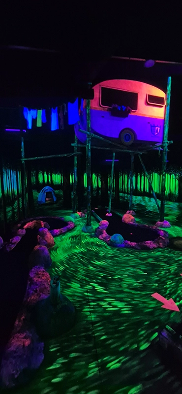 Schwarzlicht-Minigolfbahn beim Golf in the Dark im Eiland van Maurik