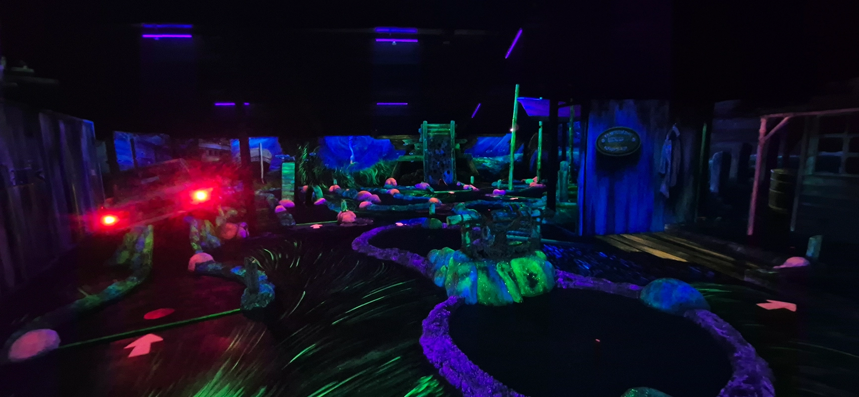 Golf in the Dark als Indoor-Aktivität auf dem Campingplatz Eiland van Maurik