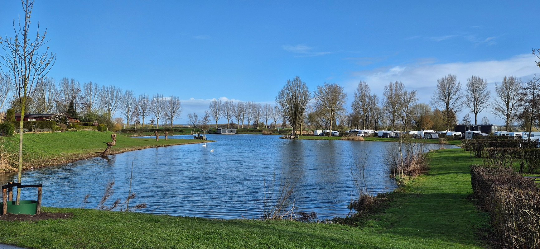 Blick vom Stellplatz direkt auf den See am Eiland van Maurik