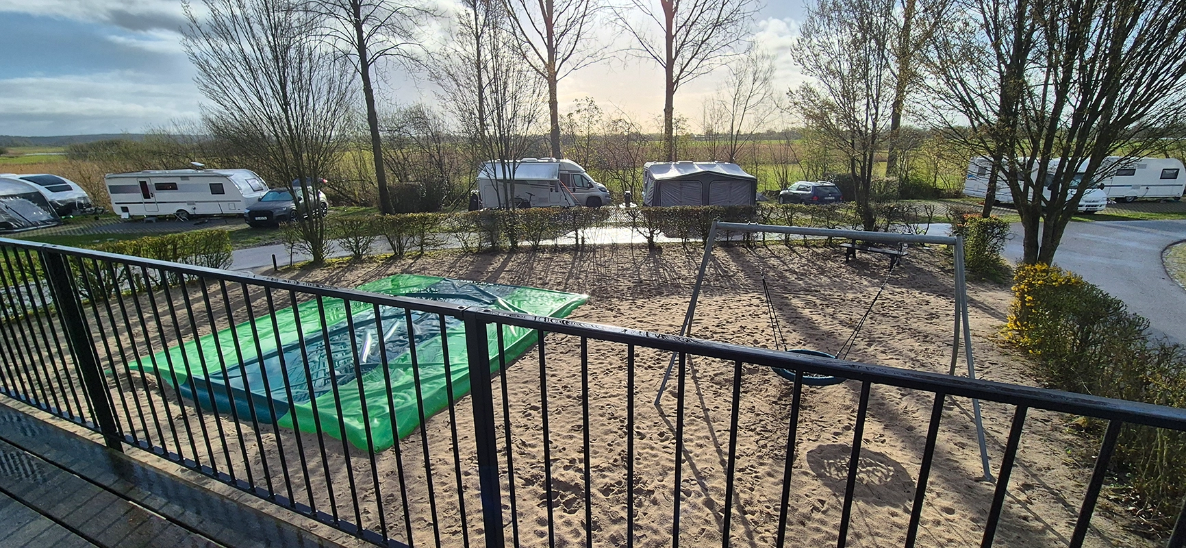 Stellplätze auf der gegenüberliegenden Seite des Campingplatzes Eiland van Maurik