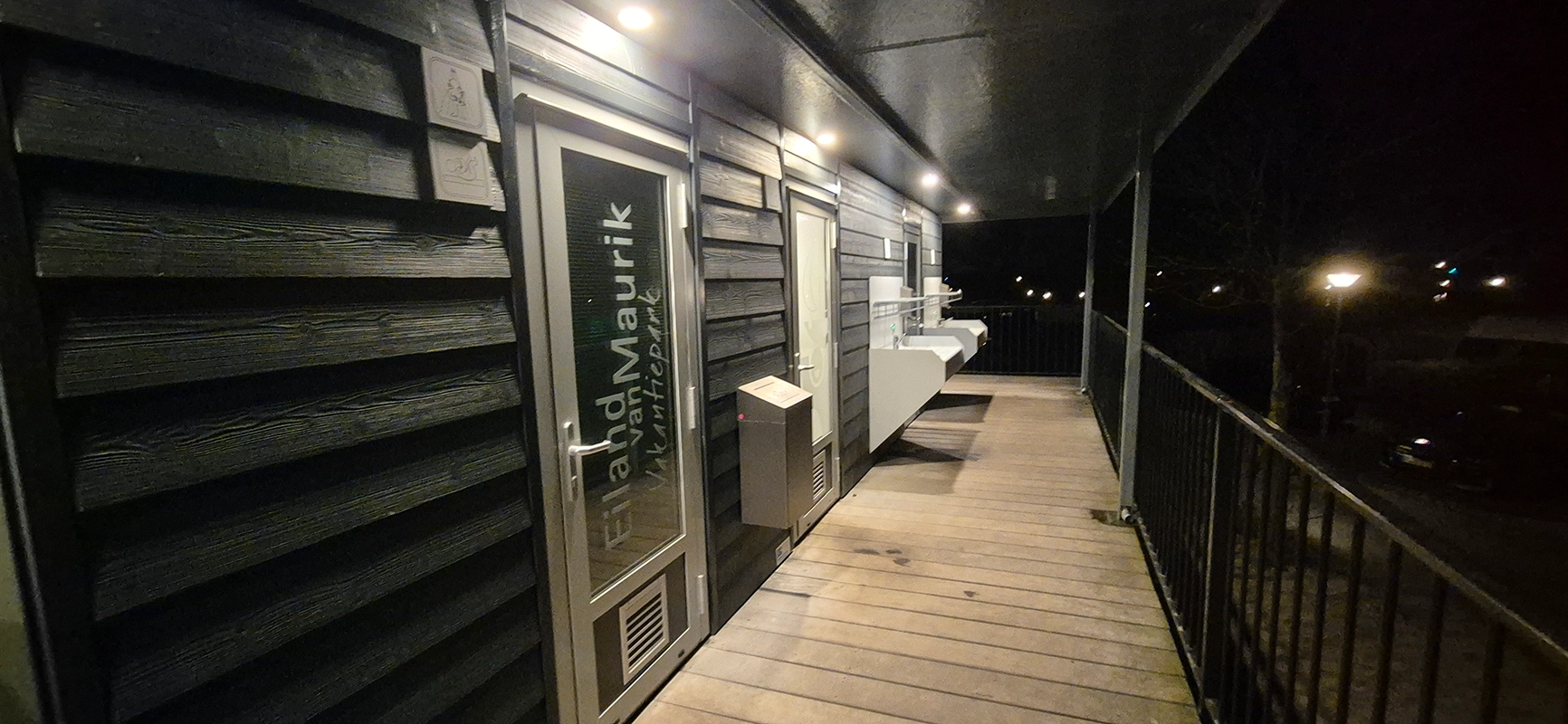 Überdachte Geschirrspülplätze im Sanitärbereich auf dem Campingplatz Eiland van Maurik
