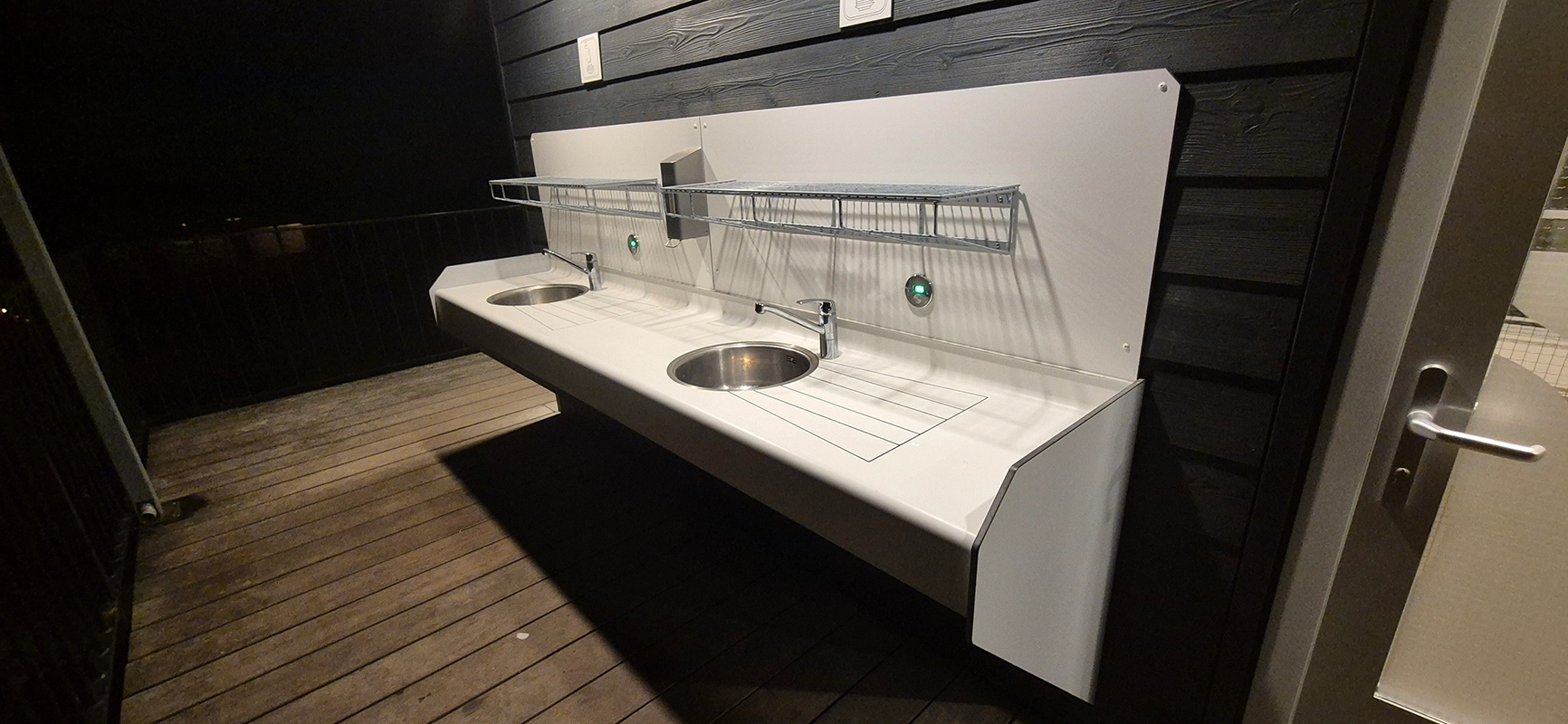 Abwaschplatz im Sanitärbereich auf dem Campingplatz Eiland van Maurik