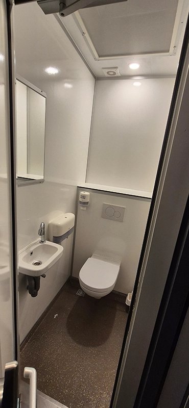 Enge WC-Kabinen ohne Seife oder Handtrocknung im Sanitärbereich des Campingplatzes Eiland van Maurik